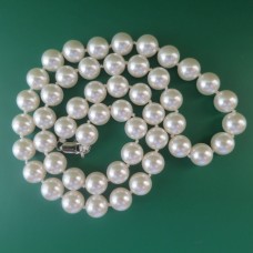 Baltas pērļu krelles 